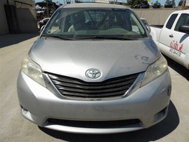 2011 TOYOTA SIENNA LE SILVER 3.5 AT AWD Z19651